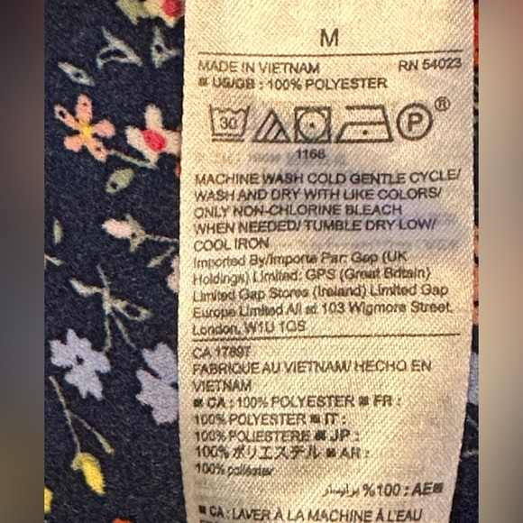 Gap Navy blue floral print blouse. Cap sleeve size M - Picture 5 of 7